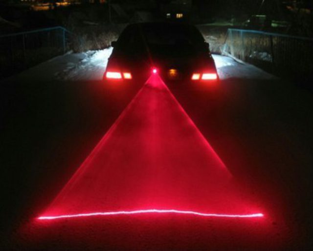 Небольшое устройство, формирующее яркую светящуюся ограничительную линию позади автомобиля