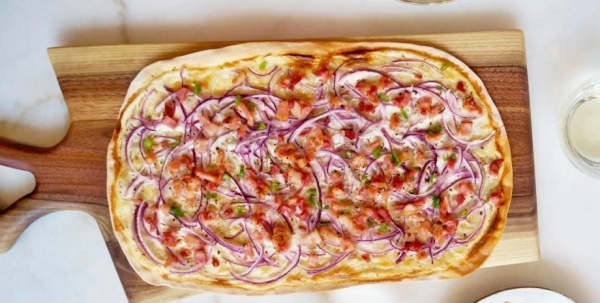 С луком и беконом: рецепт немецкой пиццы Flammkuhen