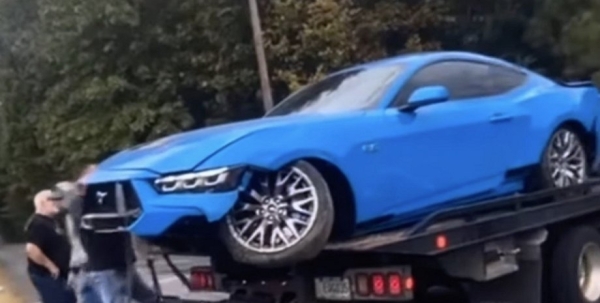 Неудачная гонка: новейший Ford Mustang 2024 разбили вскоре после покупки (видео)