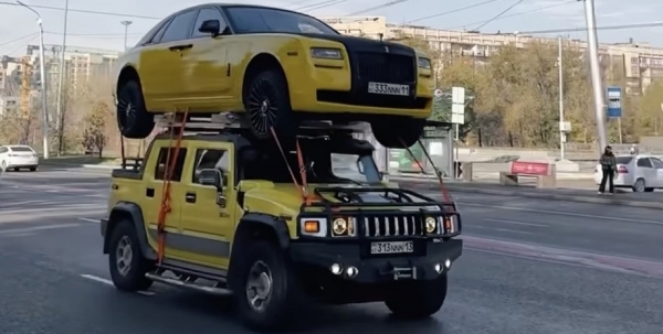 Ради просмотров в соцсетях: блогер перевез свой Rolls-Royce на крыше Hummer (видео)