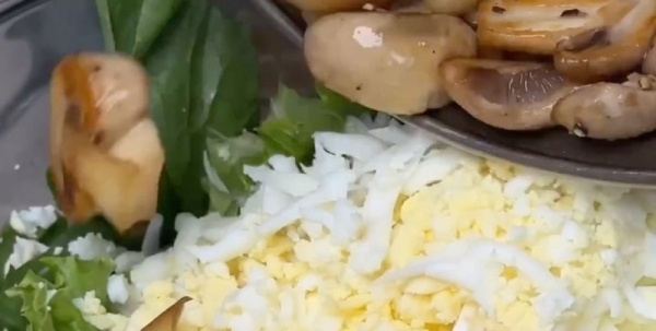 Салат с беконом, яйцом и грибами: невероятный рецепт от участницы "МастерШеф"