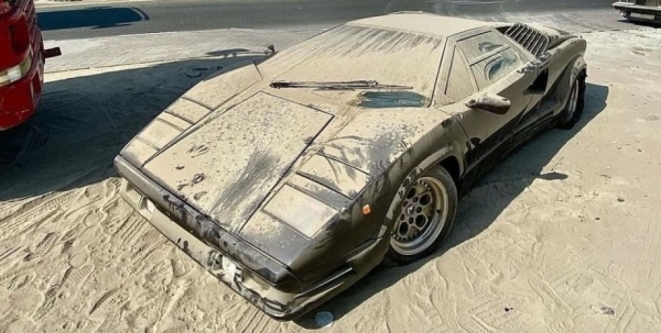 Заброшенная легенда: в пустыне нашли ничейный суперкар Lamborghini за $500 000 (фото)
