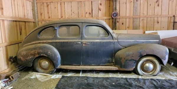 Не ездил 74 года: в сарае обнаружили заброшенный автомобиль знаменитой писательницы (фото)