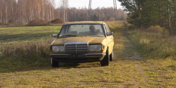 Легендарная надежность: старый Mercedes завелся и поехал после 14 лет на свалке (видео)