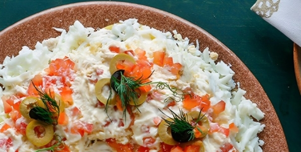 Вместо салата "Мимоза": как приготовить слоеный салат с курицей