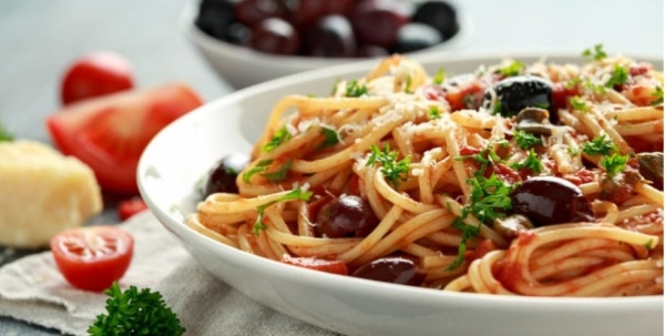 Спагетти "Путтанеска": простой и вкусный ужин от легендарного Марко Черветти